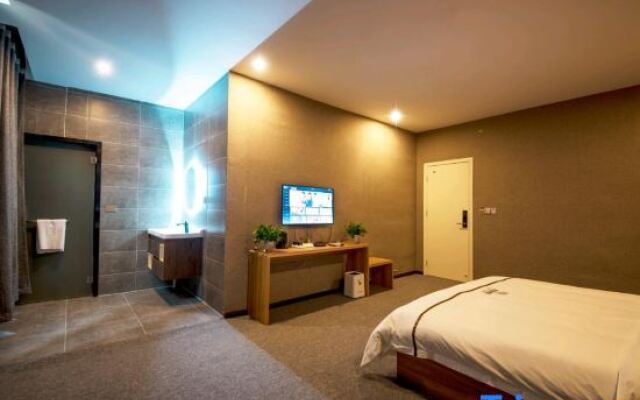 Zhenning Qianyi Hotel