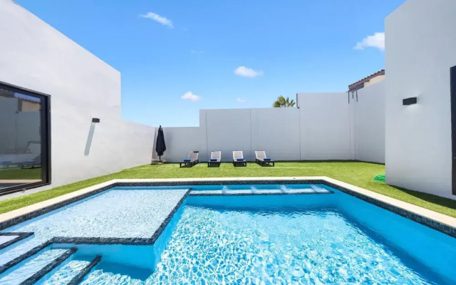 Brand NEW Villa Central Location Private Pool