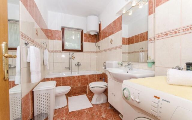Awesome Home in Solin with WiFi, 8 Bedrooms & Hot Tub