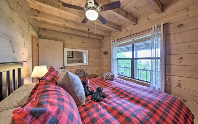 Treetop Hideout w/ Long-range Mountain Views!