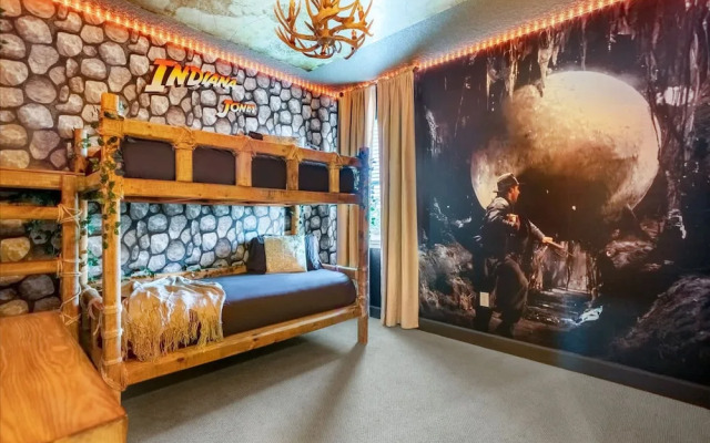 Upstay - Movie Mansion w Cinema-pool Hot Tub-games