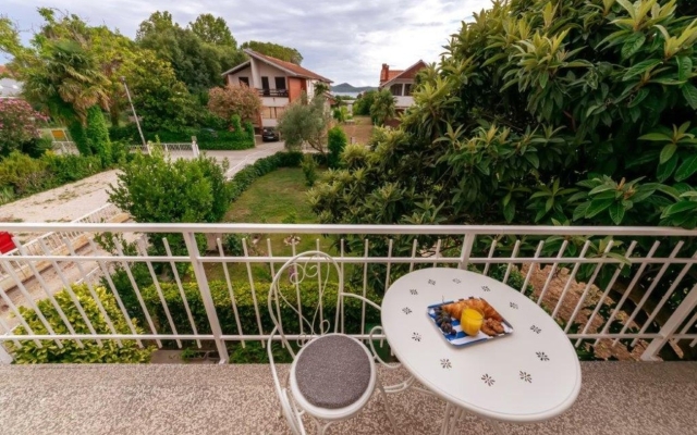 Apartment Darko 2 - 50 m from sea: A6 Sukosan, Zadar riviera