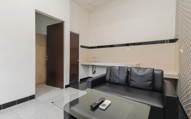 RedDoorz Syariah near Green Park Jatiwarna