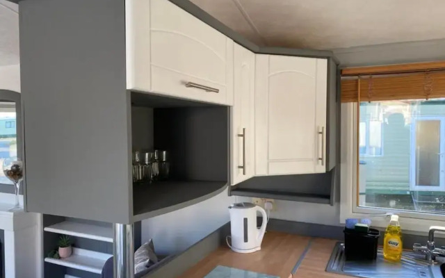 Immaculate 2-bed Static Caravan Near the Lake