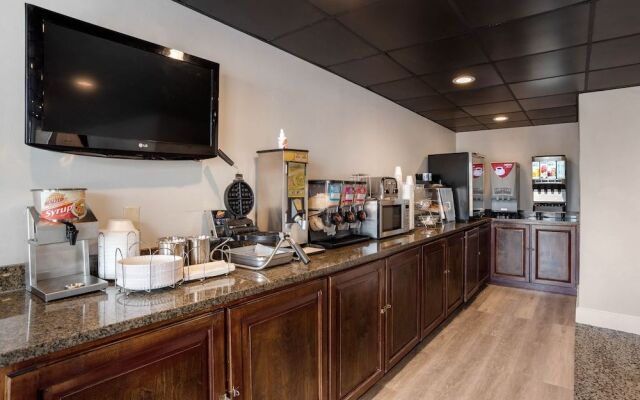 Super 8 by Wyndham Daleville/Fort Novosel
