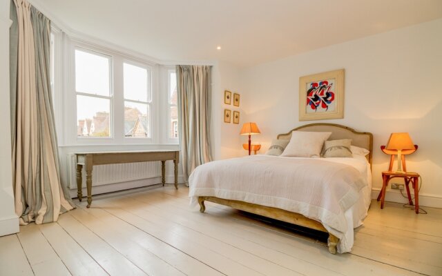 4 Bedroom Canalside Family Home in Oxford