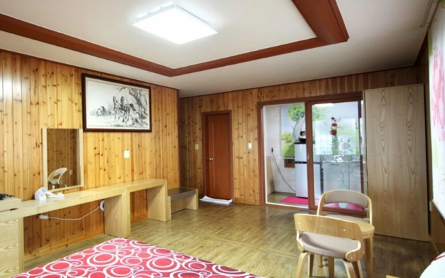 Seogwipo Hyeongjebawibada Pension
