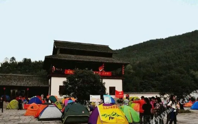 Hupanju Farmhouse(青田湖畔居农家乐)