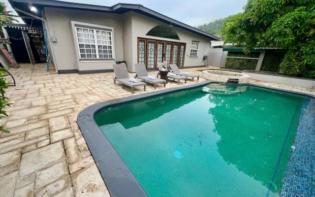 Pool and Jacuzzi Vacation Home