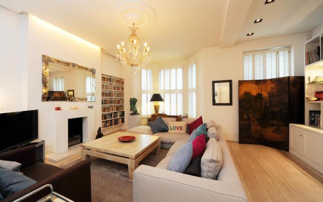 Veeve  Impressive 6 Bed Family Home Holland Park Kensington