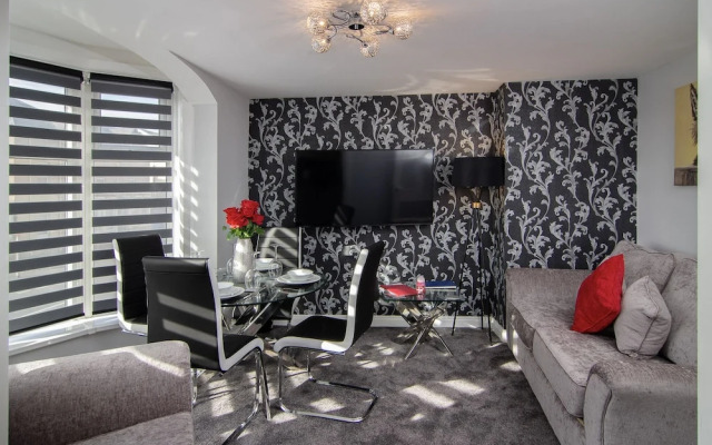 2 Bedrooms Sleeps 6 Near Top Blackpool Attractions