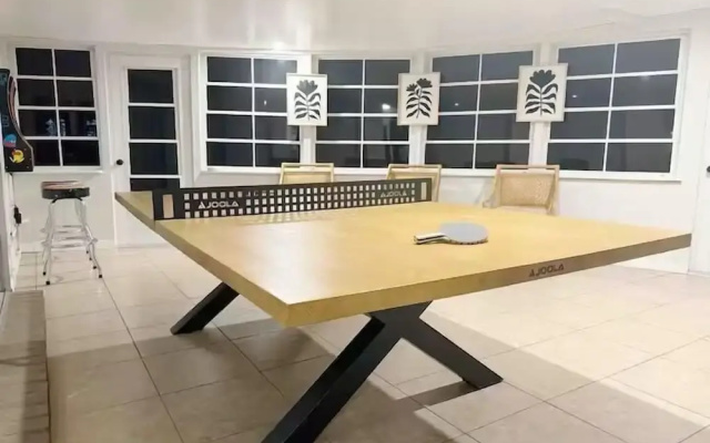 Spacious Family Home w Pool