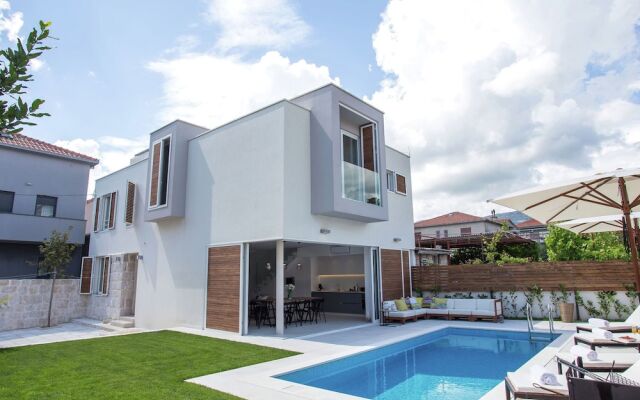 Luxurious Villa With Private Pool and Garden
