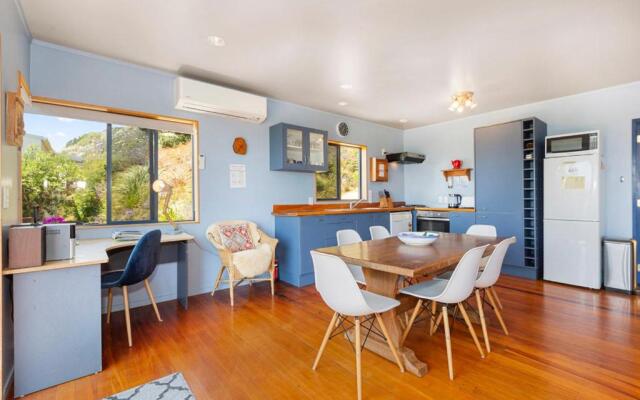 The Big Round Window - Raglan Holiday Home