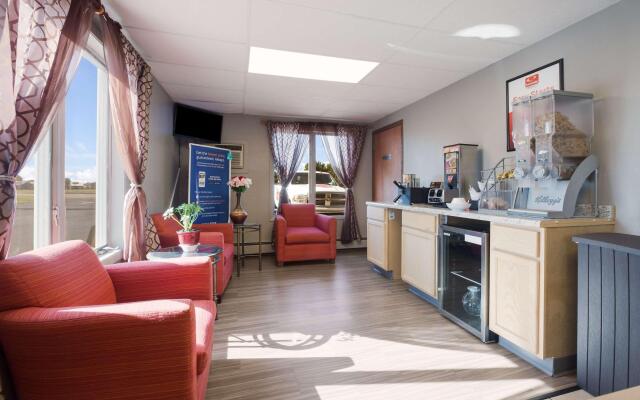 Econo Lodge Inn & Suites