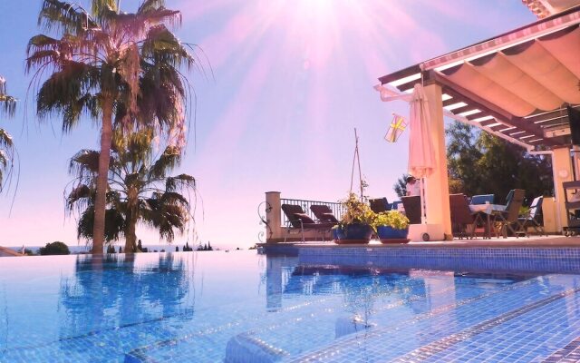 Marvelous Villa with Infinity Pool Ref 85