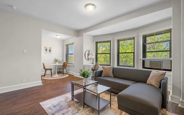 Modern 1BR - Kenwood 501