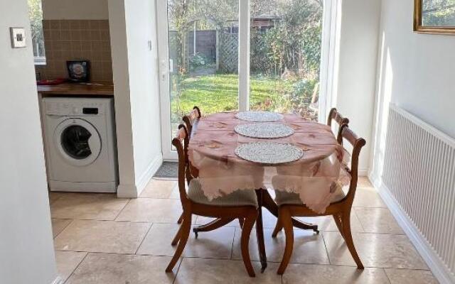 3 Bedroom house-close to Manchester airport-Free parking-private garden