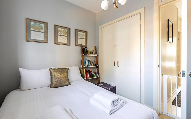 Stylish & Spacious 3-bed Home in Vibrant Bow