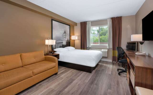 Super 8 by Wyndham Winnipeg West