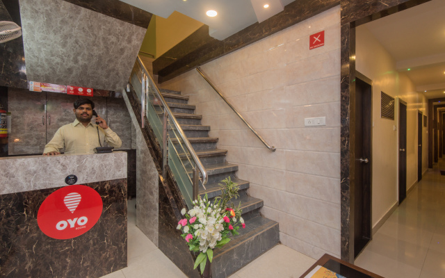 OYO 8678 Hotel Golden Nest
