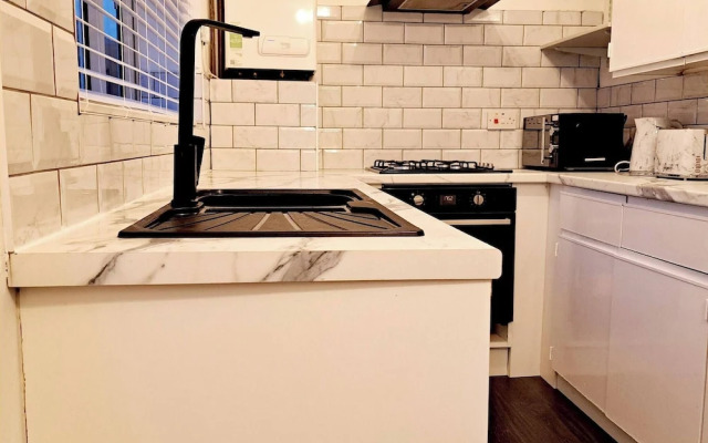 Cozy 2BR Home Pets Welcome Free Parking & Wifi