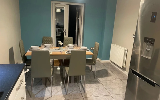 Fantastic, pet Friendly 3 Bedroom House in Bedford