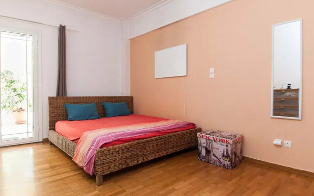 Modern 2 Bd Kipseli Hideaway Patio Apt