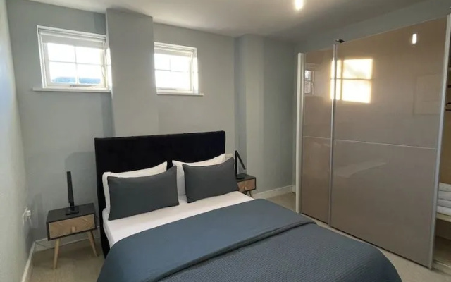 Luxurious Private One Bedroom Apartment