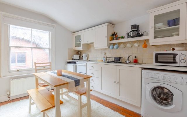 Spacious and Serene 1 Bedroom Flat in Ravenscourt Park