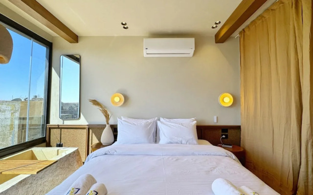 The 2 BDR Pyramids Vista w/ Bathtub
