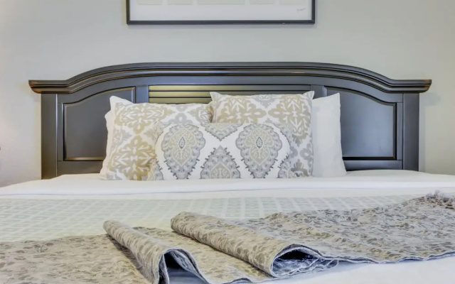 Miranda's Gem Deluxe 3 Bedroom Condo by RedAwning
