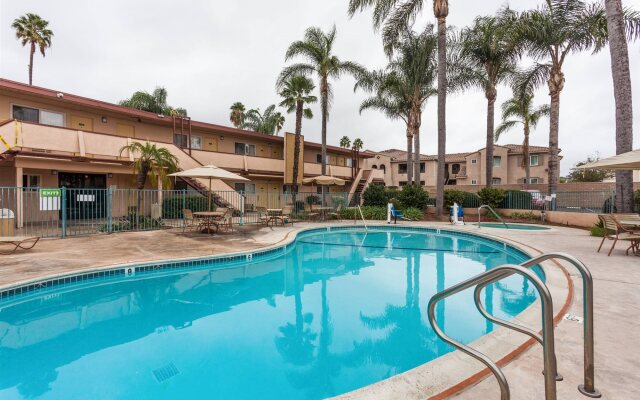 Super 8 by Wyndham Oceanside Marty's Valley Inn