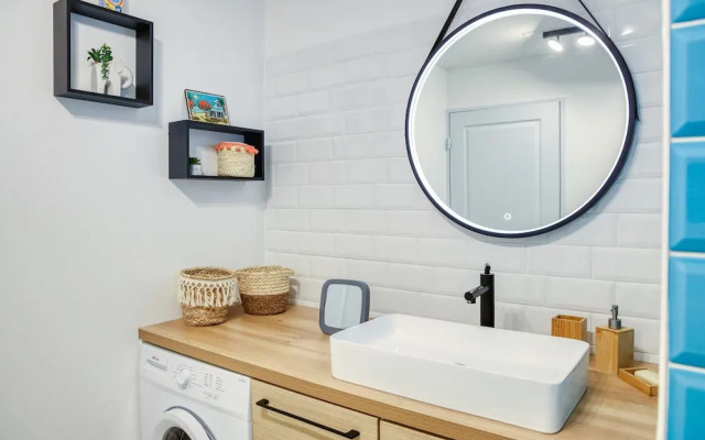 Modern Comfort by the Lagoon