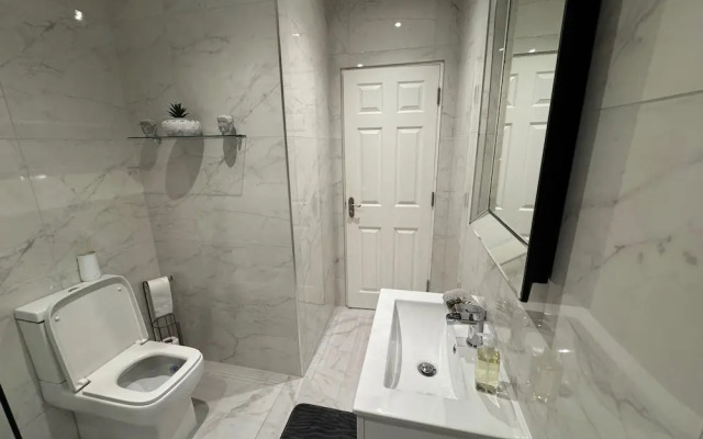 Luxury Full Apartment Free Secure Parking King bed