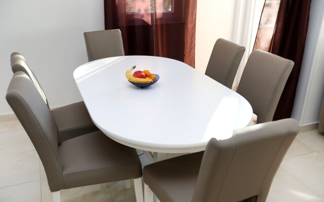 Lovely 2-bed Apartment in Okrug Gornji