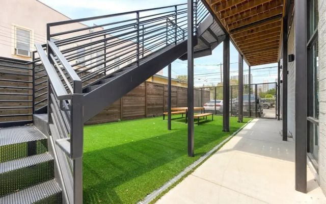East Austin Condo - 2 Bedrooms & Parking