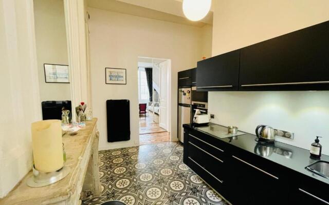 T4 apartment in the heart of old Bordeaux close to all amenities