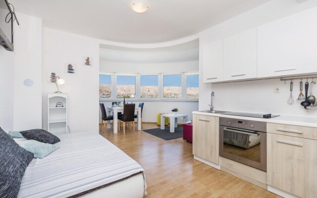 Beautiful Home in Pag With Wifi and 6 Bedrooms