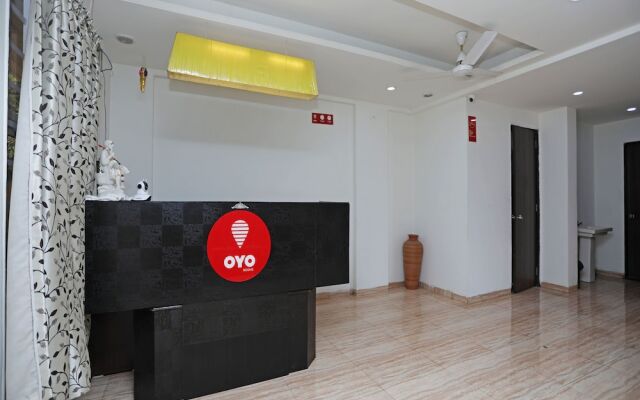 OYO 8996 Hotel Pioneer