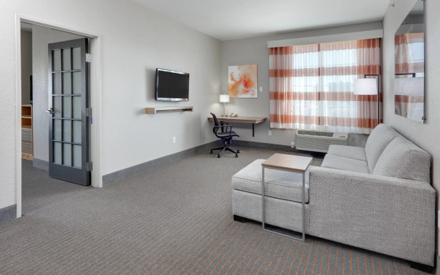 La Quinta Inn & Suites by Wyndham Dallas Love Field