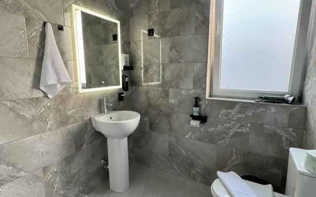 Коттедж "Небо" с подогреваемым бассейном и сауной