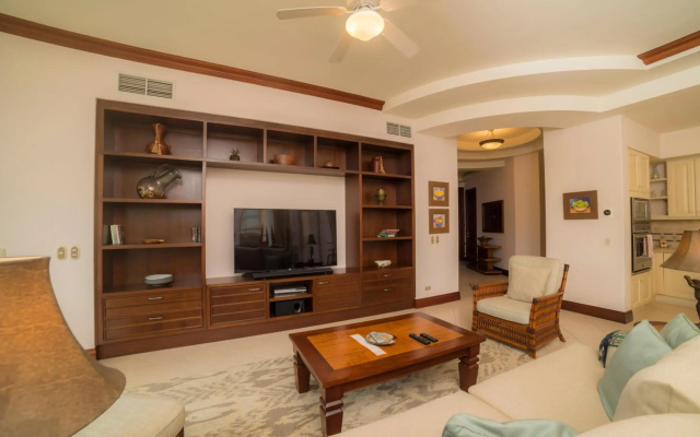 3 bedroom Bella Vista close to pool