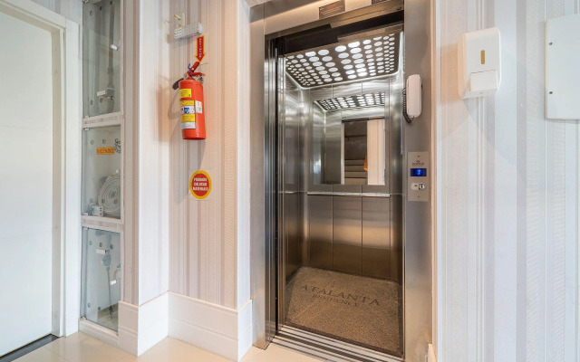 Apto 2Q c/ churrasq. no centro - Bombinhas CAA103