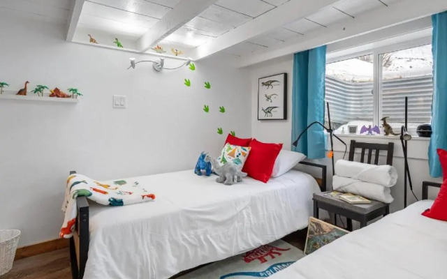 Triceratops Landing I Fire Place I Games I Netflix