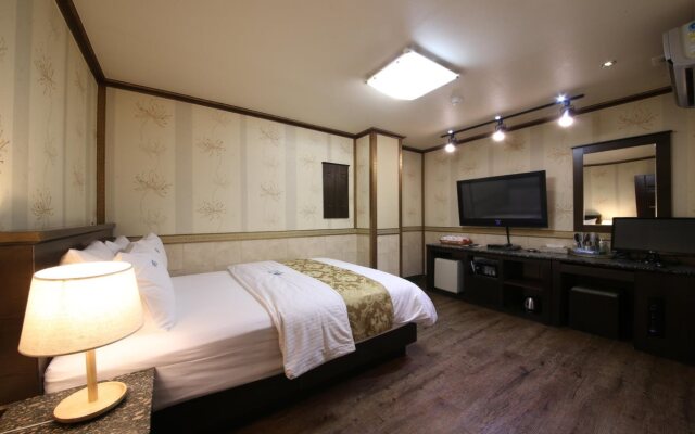 Sharp Hotel