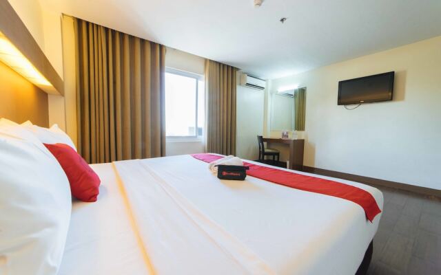 RedDoorz Premium @ The Ritz Garden Oases