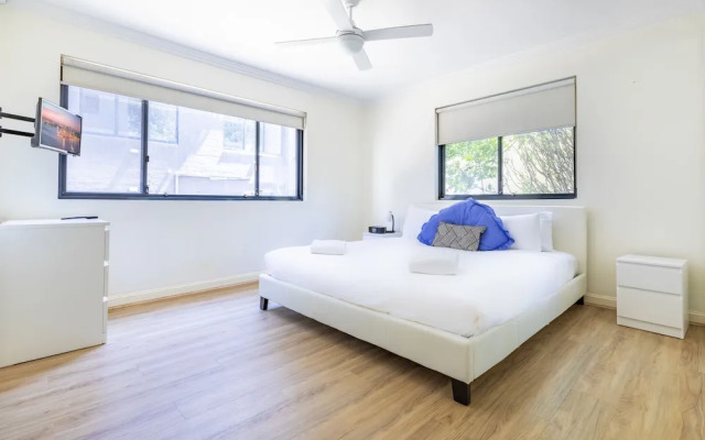 Perfectly Located Apt Rooftop Pool & Spa