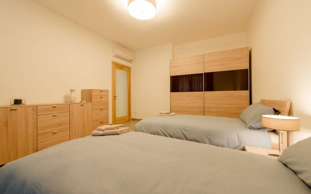 Seafront Luxury Apartment, Pool and Great Location