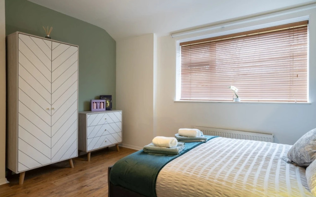 Large-2 Bed House-free Parking